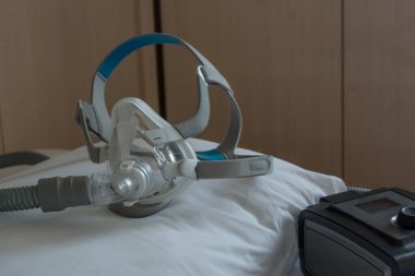 Hava hortumu ve maskesiyle CPAP makinesi 
