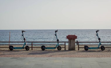 Bir binanın çatısında su dolu çelik variller. 