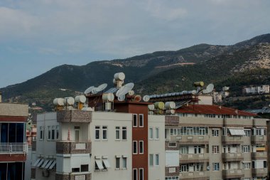 Bir binanın çatısında su dolu çelik variller. 