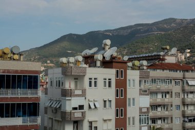 Bir binanın çatısında su dolu çelik variller. 