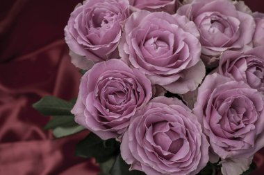 Güzel taze güllerle dolu tebrik kartı ve kopyalama alanı.