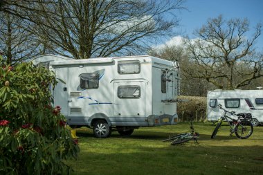 İngiliz Ülkesi 'ndeki bir kamp alanında beyaz karavan karavanı.