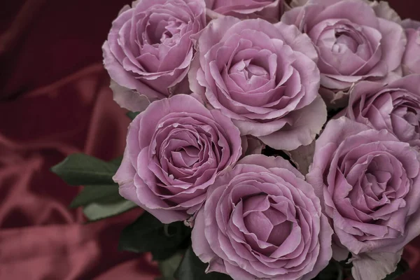 Güzel taze güllerle dolu tebrik kartı ve kopyalama alanı.