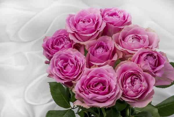 Güzel taze güllerle dolu tebrik kartı ve kopyalama alanı.