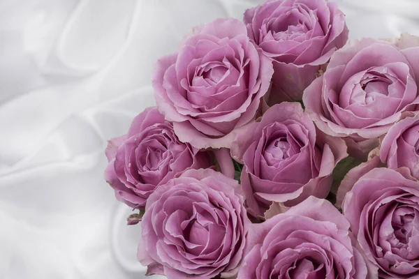 Güzel taze güllerle dolu tebrik kartı ve kopyalama alanı.