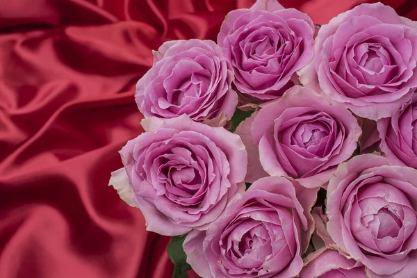 Güzel taze güllerle dolu tebrik kartı ve kopyalama alanı.