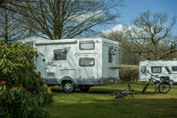 İngiliz Ülkesi 'ndeki bir kamp alanında beyaz karavan karavanı.