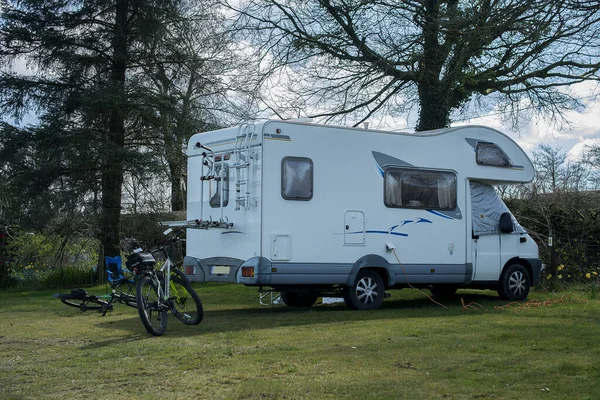 英国国家公园营地的白色大篷车D — 图库照片