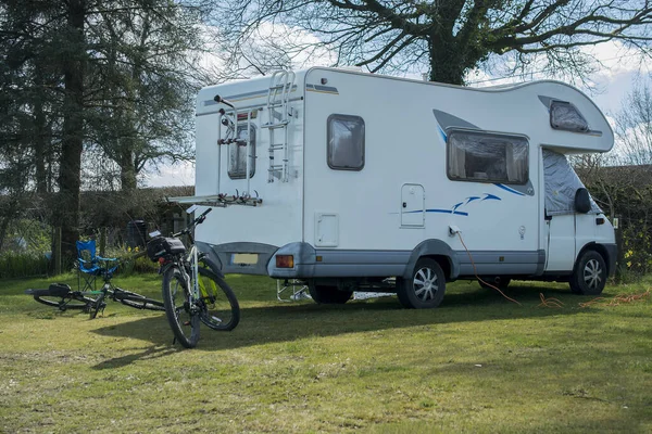 英国国家公园营地的白色大篷车D — 图库照片