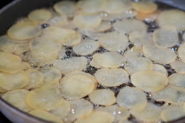 Sliced Potatoes Pan Boiling Hot Oil — Stockfoto