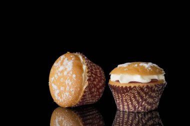 Siyah arka planda kremalı glütensiz kek.