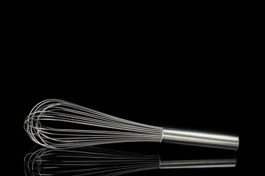 Gümüş paslanmaz çelikten siyah çırpma.