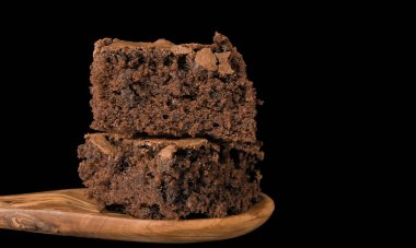 Siyah arkaplanda gurme browniler