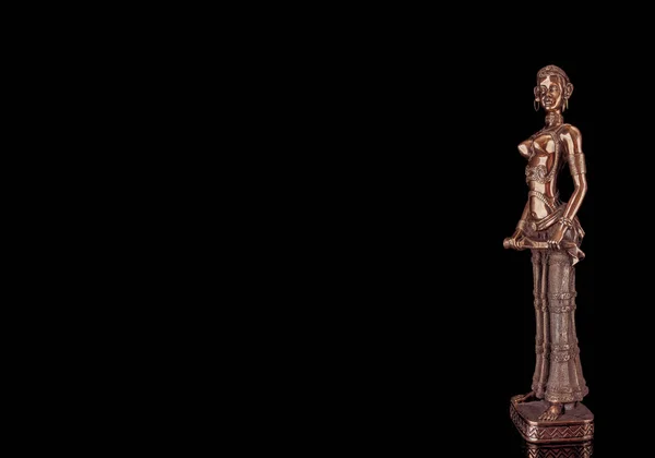 Statue Femme Africaine Isolée Sur Noir — Photo