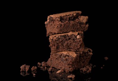 Siyah arkaplanda gurme browniler