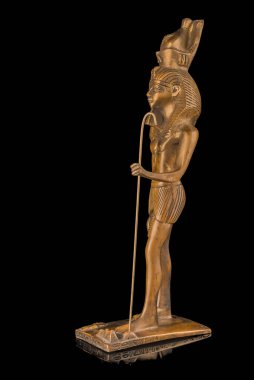 Siyah arkaplanda Antik Mısır heykeli