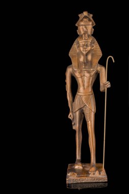 Siyah arkaplanda Antik Mısır heykeli