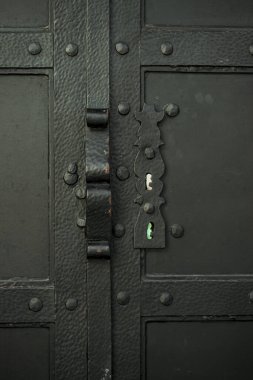 Eski evin kapısında oyulmuş eski bir tokmak