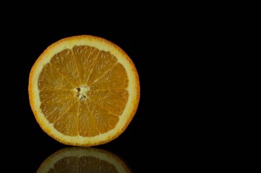 Siyah arkaplanda portakallar