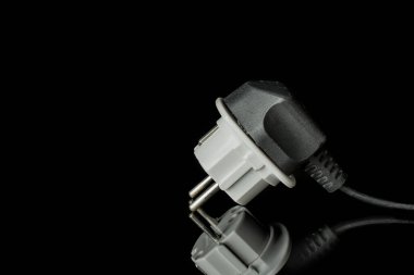 Çeşitli ülkeler için farklı güç adaptörleri