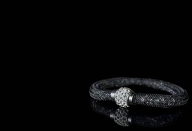 Siyah arka planda romantik, güzel bir kolye