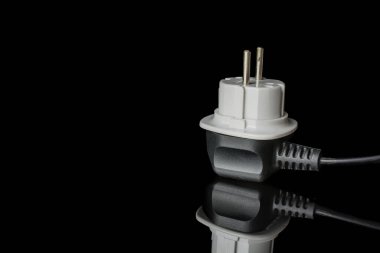 Çeşitli ülkeler için farklı güç adaptörleri