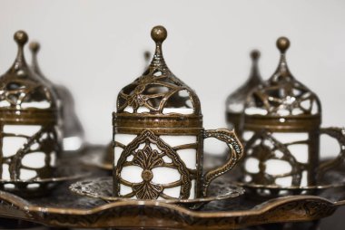 Hediye dükkanında geleneksel Türk dekoratif metal tepsi