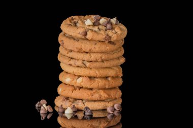 yuvarlak çikolatalı bisküviler siyah arkaplanda