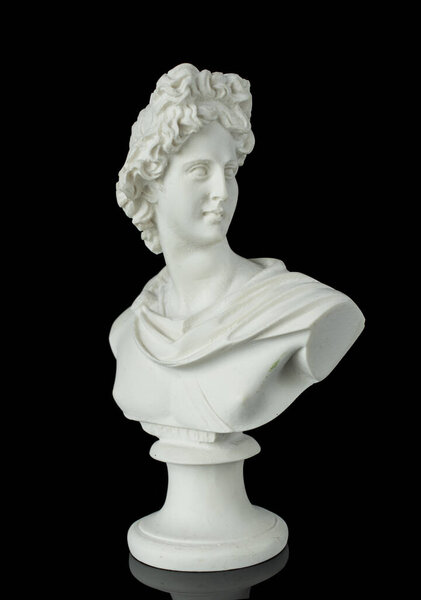 Цыганская статуя головы Аполлона на заднем плане