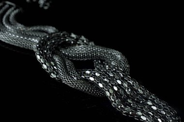 Siyah arka planda romantik, güzel bir kolye