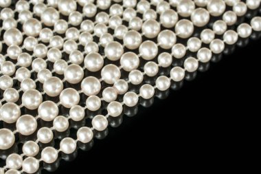 Siyah üzerine siyah beyaz bir inci kolye.