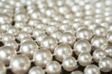 Siyah üzerine siyah beyaz bir inci kolye.