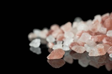  Himalaya pembe tuzu siyah arka planda