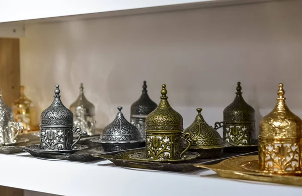 Tradizionale Vassoio Metallo Decorato Turco Nel Negozio Souvenir — Foto Stock