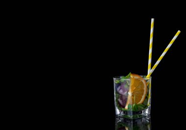 Buzlu bardak, soğuk su taze nane ve yenilebilir çiçekler. 