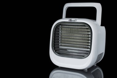 Siyah arkaplanda taşınabilir Mini Fan