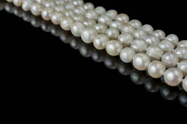 Siyah arka planda romantik, güzel bir kolye