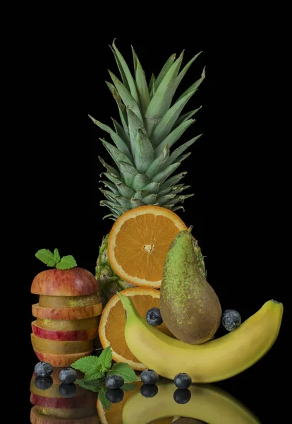 Rode Appel Met Peer Banaan Ananas Zwarte Achtergrond — Stockfoto