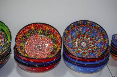 Türkiye 'deki hediyelik eşya dükkanında Türk seramikleri