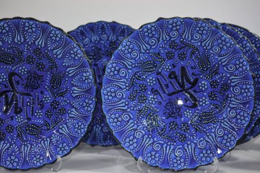 Türkiye 'deki hediyelik eşya dükkanında Türk seramikleri