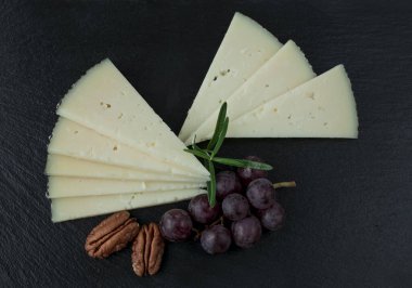 Üzümlü, fındıklı, keçi peynirli çeşitli peynirler. Tahta..