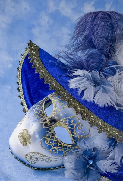 Bild Der Zarten Eleganten Venezianischen Maske Auf Blauem Hintergrund — Stockfoto