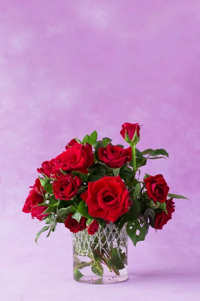 Flores Rosa Roja Jarrón Hojas Verdes Cerca — Foto de Stock