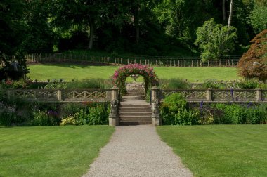 Gül kavisleri ve tırmanma gülleri garda özel bir göz alıcıdır.