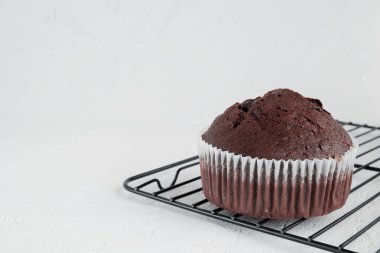 Beyaz bir yüzeyde çikolatalı kek..