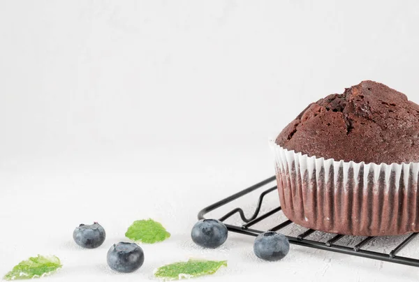 Muffin Cioccolato Una Superficie Bianca — Foto Stock