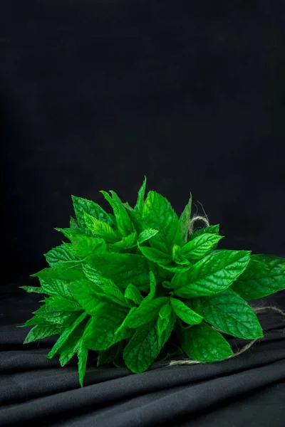Mint Bunch Fresh Green Organic Mint Leaf Wooden Table Clo — Stock Photo, Image