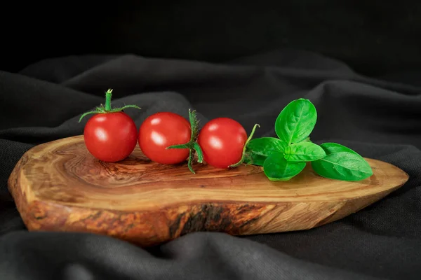 Rote Tomaten Zweig Auf Dem Tisch Hintergrund Gesunde Ernährung — Stockfoto