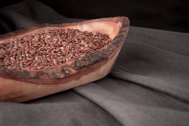 Tahta kaşıkta keten tohumu