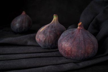 Koyu arkaplanda taze meyve inciri.